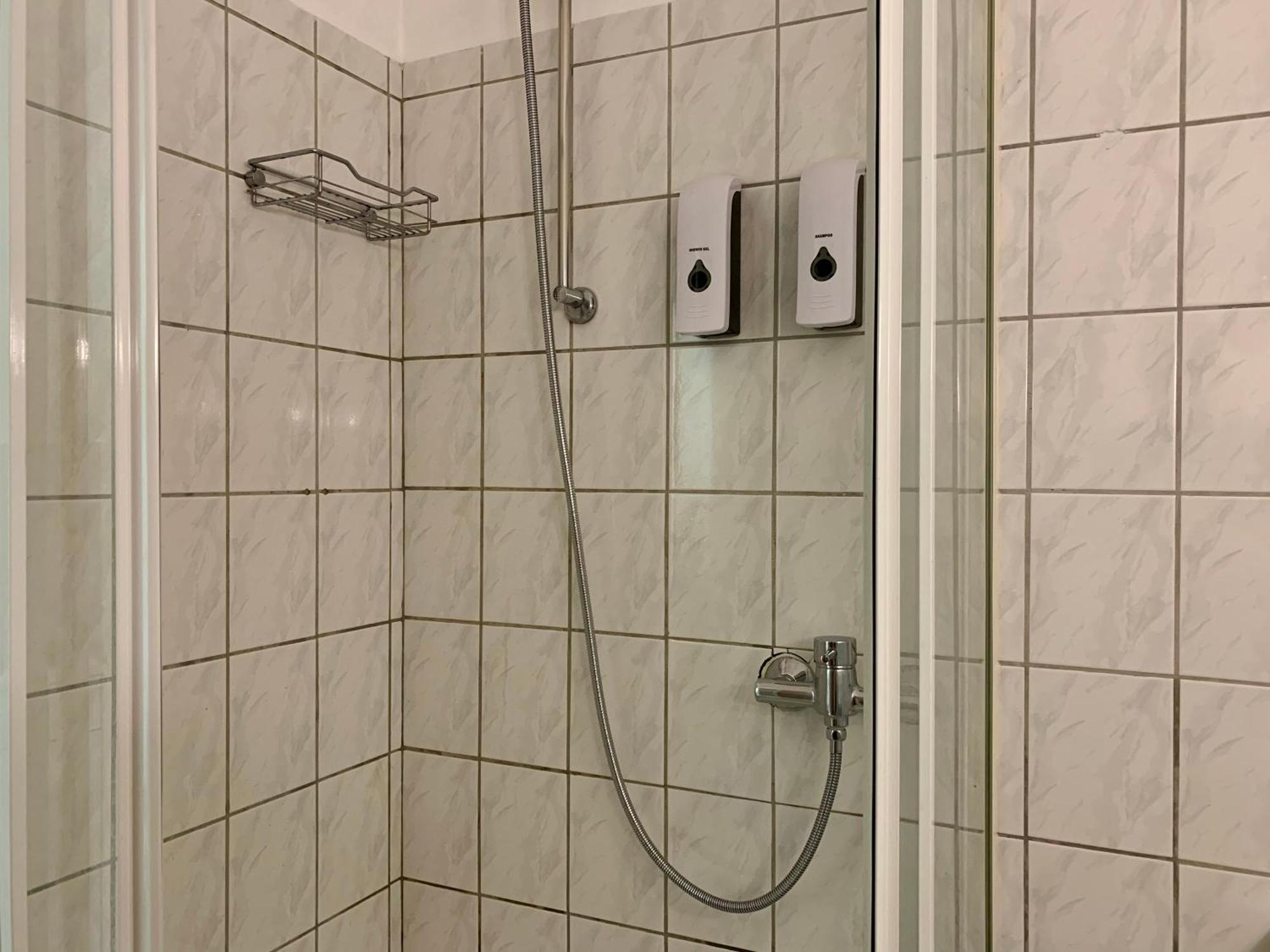 Tt Living Apartment Luebeck I Souterrain Wohnung Mit Terrasse I Naehe Hbf I Kostenlos Parken Zewnętrze zdjęcie